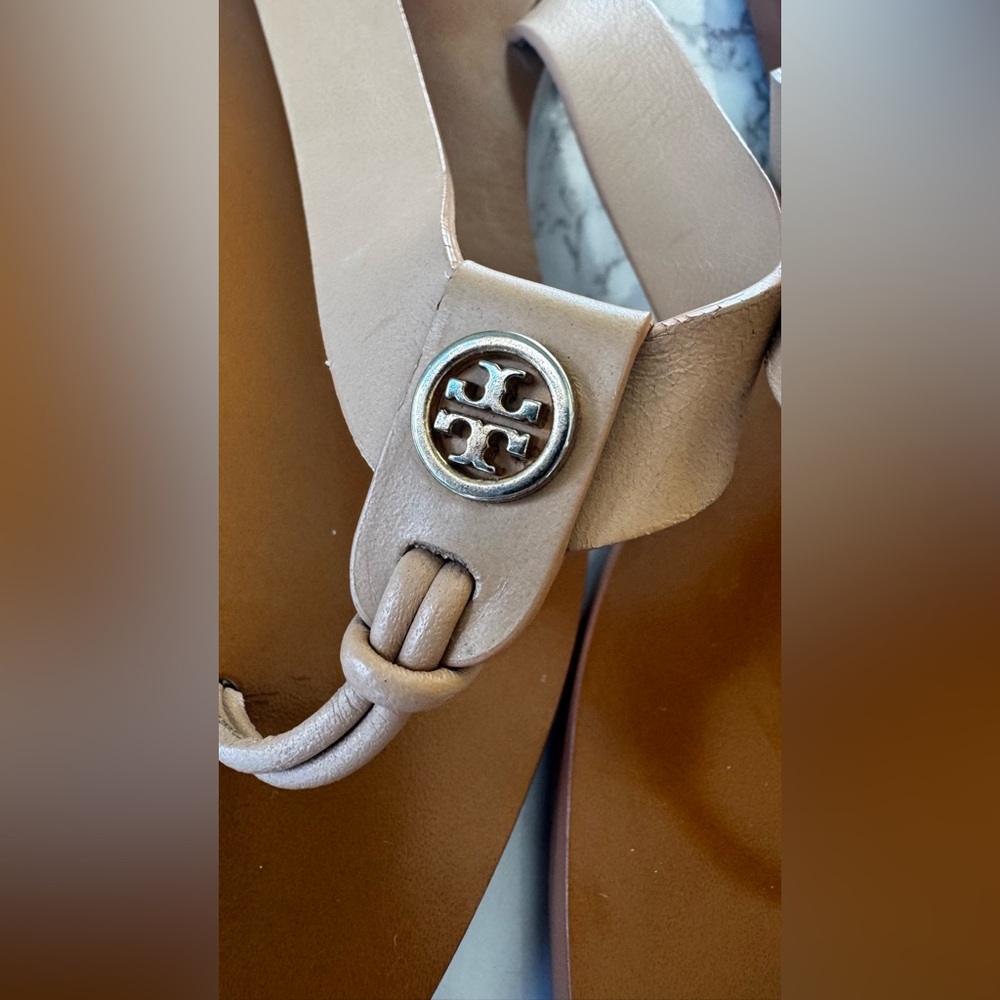 Tory Burch Manon Thong Sandal, (tan, size 7) - Picture 8 of 14